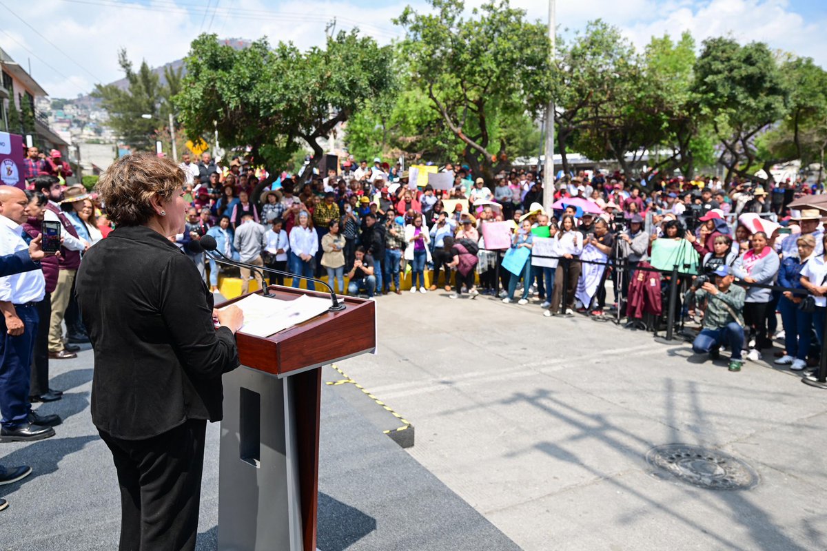 horacioduarteo's tweet photo. Lo más humano y lo más eficaz es mirar siempre, atender siempre y caminar siempre acompañados de la gente. 

Es un orgullo trabajar por la transformación del Estado de México con la Maestra @delfinagomeza, una Gobernadora cercana que escucha y abraza al pueblo.

Hoy, en #Tlalnepantla, fue más que evidente: la transformación se está construyendo con las y los mexiquenses.

¡Porque con el pueblo todo, sin el pueblo nada!