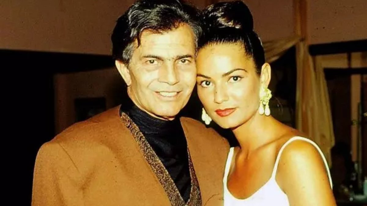 teledramaturgo's tweet photo. Há 35 anos terminava #Araponga.
. (1990) • Comédia de Ação • 115 Capítulos.
. Possuía ritmo de minissérie.
. Fenômeno concorrente incomodou.
. Tema ultrapassado rejeitado.
. Mais um detetive atrapalhado.
. Trama de casal de 1971 voltou.
. Começo de Dira Paes na Globo. https://t.co/pzD2gwincG