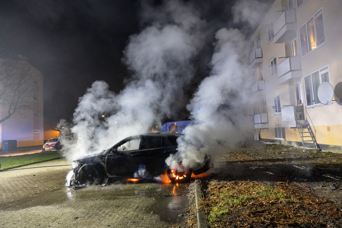 Geparkeerde auto uitgebrand in Vlaardingen