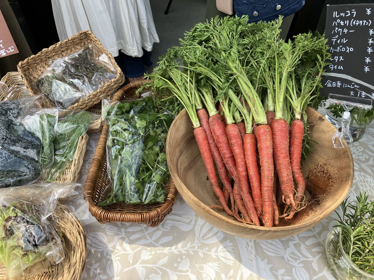 risas0809's tweet image. 昨日は近所のカフェでやっているマルシェへ。

野菜の色が違う！
パンから小麦の香りがする！

つくった人の顔が見られるのって、安心できるし、いただく意識も整う。

食のQOL上げてゆきたい。

 #ライター  #QOL  #マルシェ