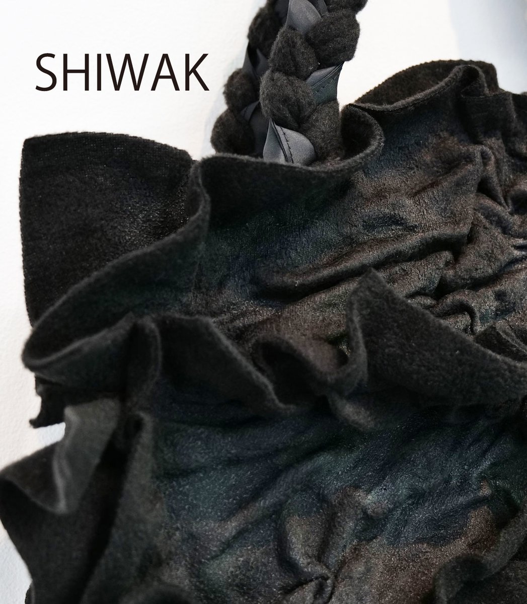 DM制作の時何枚も写真撮って、デザインもいくつか作って見たりしますが
ボツにするのもおしくなったりします（苦笑）

2022年
・KURUK・SHIWAK・KUSHA・　の時は
こんな風にアップの画像で色々迷ったりしてました〜

#KUMIN作品 #ファッションアート #hat #個展