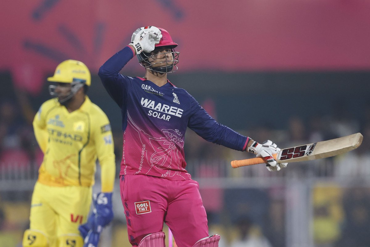 DDNewsGujarati's tweet image. 🔸ધોની વગર ઉતરેલી CSK પહેલી મેચ હારી
🔸રાજસ્થાન રોયલ્સની 8 વિકેટે શાનદાર જીત
🔸CSKએ 19.4 ઓવરમાં 127 રન બનાવ્યા
🔸12.1 ઓવરમાં રાજસ્થાને ટાર્ગેટ ચેઝ કર્યો
🔸વૈભવ સૂર્યવંશીએ 15 બોલમાં ફિફ્ટી ફટકારી

#CSKvsRR #ipl2026