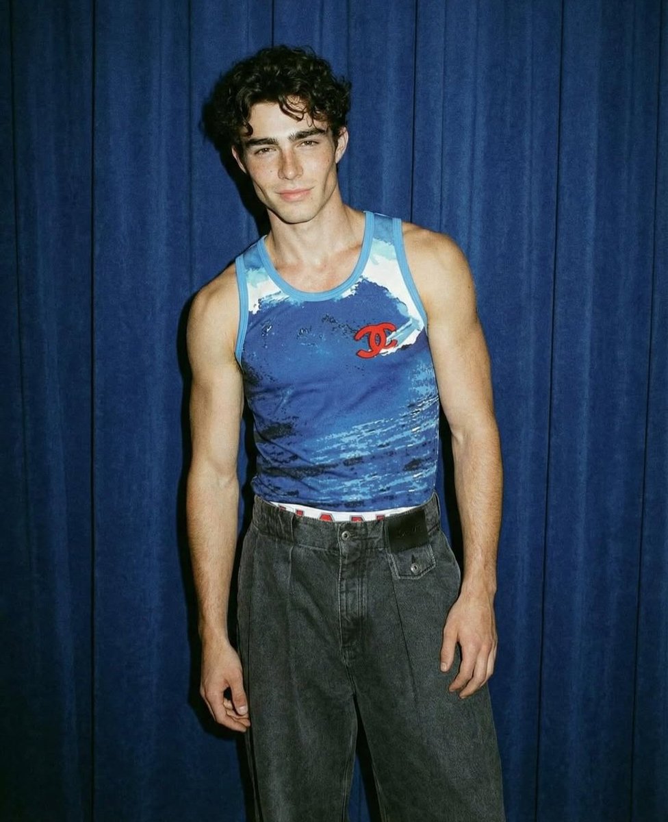 Grayson (Gray) Foster 
Late 20's 
Bisexual (male lean) 
Multiship 
Multiverse
Definitely has/wants kids
Loves the outdoors and traveling