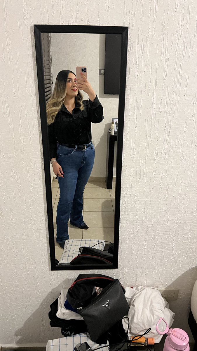 V a l e r i a tweet media