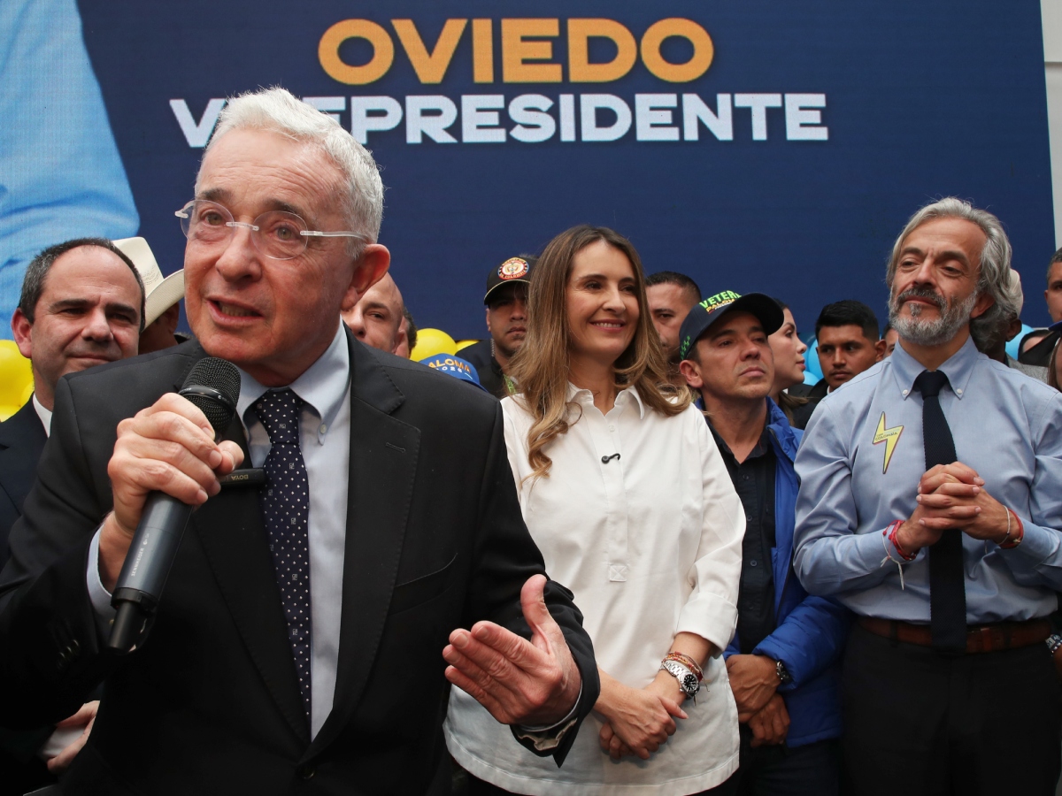 lasillavacia's tweet photo. La apuesta de derecha dura de @ABDELAESPRIELLA ha ayudado a @PalomaValenciaL a acomodarse en el centro.

🧐La movida es táctica pero también estratégica: es una posición que @AlvaroUribeVel siempre ha soñado para el @CeDemocratico.

Va 🧵 https://t.co/dySh2wotty