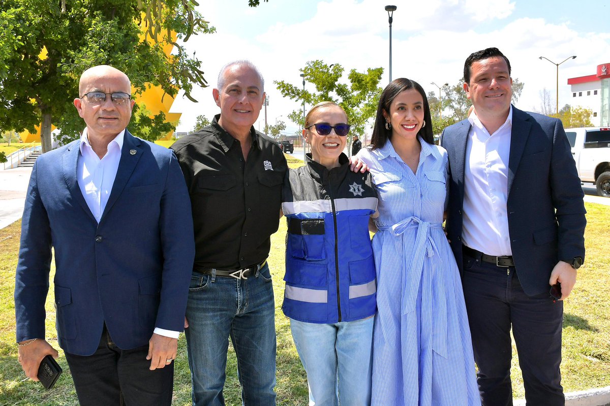 RomanCepeda's tweet photo. Coahuila–Durango, un esfuerzo conjunto para que la ciudadanía y quienes nos visitan disfruten de unas vacaciones seguras, con paz y tranquilidad.

Trabajamos en equipo para fortalecer la seguridad y cuidar a todas las familias. ¡Bienvenidos! https://t.co/bd0U7whfpF