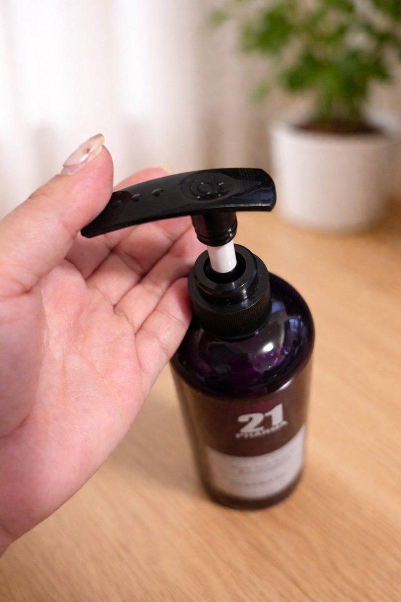 miafuku's tweet photo. PHARMA21夜リペアヘアコアシャンプー

まず感じたのは乾かす時に乾燥しておらずしっとり感がしっかりあったことです。ブリーチ、カラー、パーマを繰り返してるのでパサパサだった髪が生き返った感じです。またリピートしたくなるシャンプーに出会えました。
#Pharma21 #Jbeauty #Haircare https://t.co/FIJjmwArfd