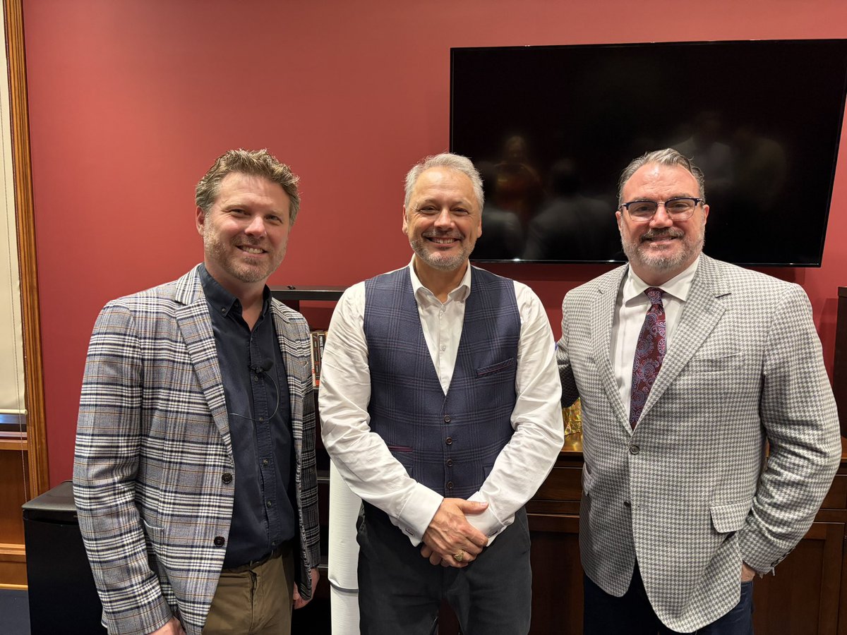 gmacofglebe's tweet photo. The Curse of Politics podcast tonight at @stfxuniversity’s McKenna Centre, presented by the @MulroneyInst 

(1st photo Sandy Silver, David Herle, Fred DeLorey, Jordan Leichnitz, Scott Reid; 2nd Fred, StFX President Andy Hakin, yours truly) https://t.co/hPKXpDVx9U