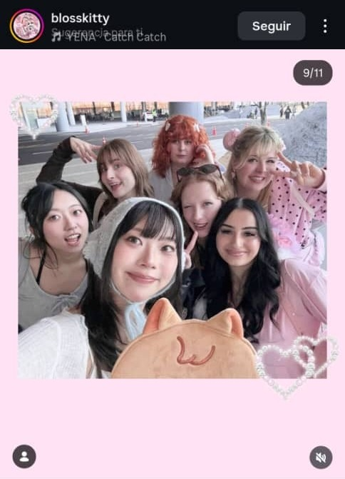 I knew that this blonde girl in the dotted pink shirt was a sasaeng and I told a friend and she said no she isn't. Here she is with Caito and the other sasaengs lmao.