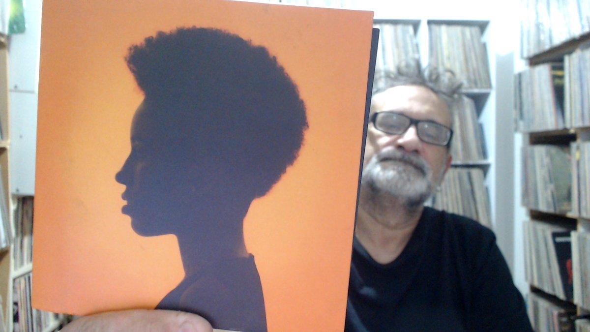RegissTadeu's tweet photo. A trilha sonora da noite em meu castelo é o espetacular autointitulado disco de estreia da cantora/compositora brasileira @mahmundi, que revitalizou a música brasileira assim que foi lançado em 2016 e continua fazendo isso até hoje. É uma pena que esse trabalho sensacional... https://t.co/SInbRS503A