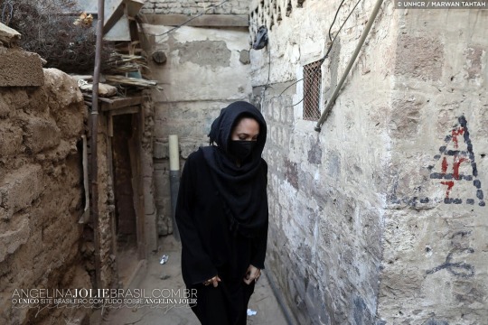 Toastiewiththe's tweet image. #AngelinaJolie #MotivationalMonday
Angelina Jolie Brasil
March 8, 2022. Wandering the alleys of Sana'a's old city and visiting Al Raqah, home to around 130 displaced families. Yemen.
