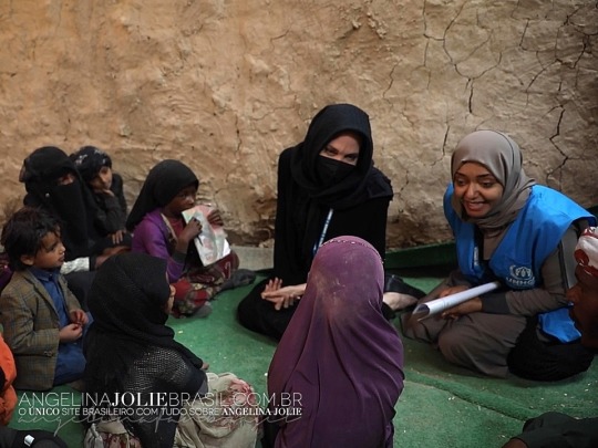 Toastiewiththe's tweet image. #AngelinaJolie #MotivationalMonday
Angelina Jolie Brasil
March 8, 2022. Wandering the alleys of Sana'a's old city and visiting Al Raqah, home to around 130 displaced families. Yemen.