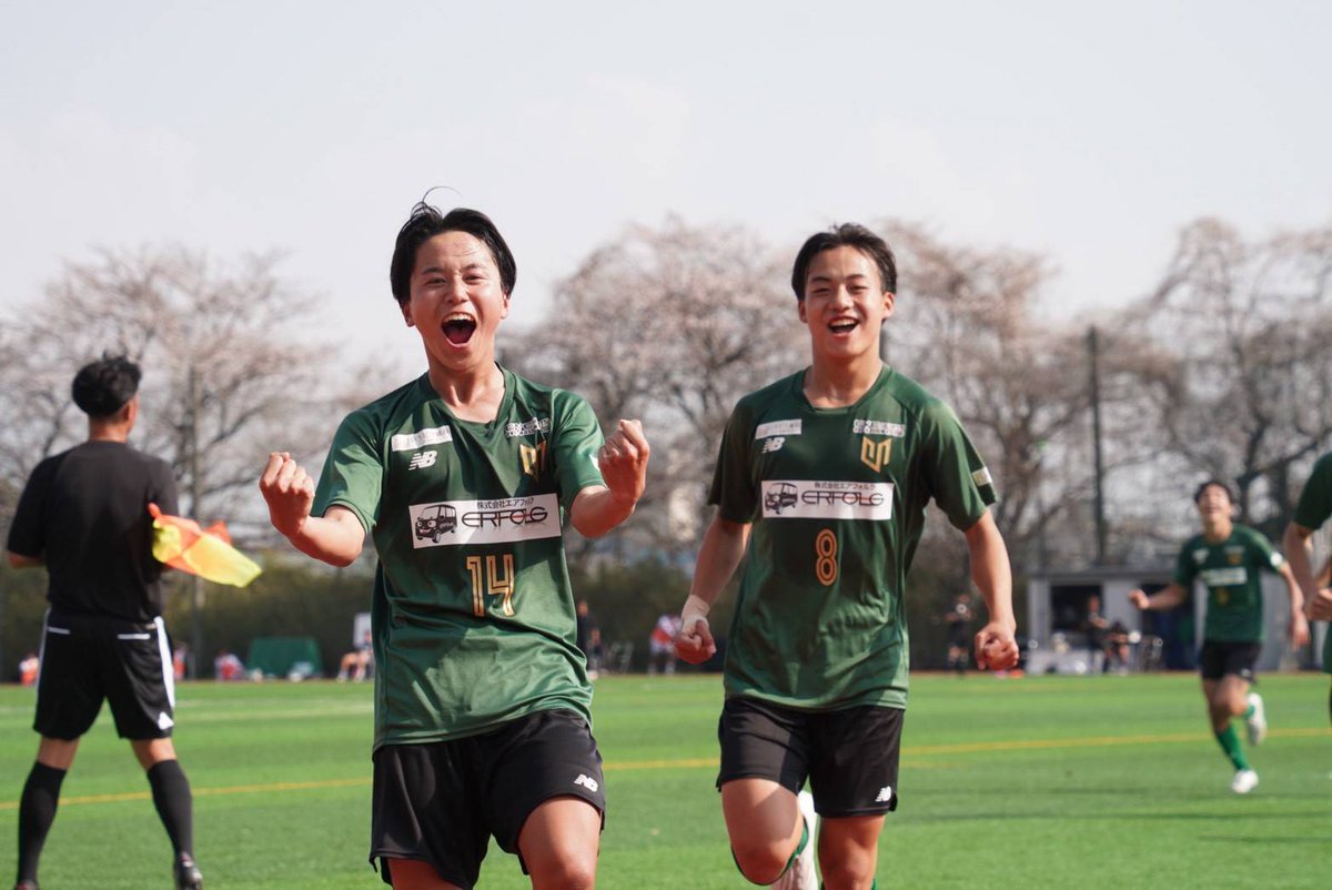 lelien20230913's tweet photo. 満開の桜の下、新スポンサー看板を背に躍動する選手たち。
仲介者として、企業様の想いが「歓喜」に変わる瞬間を目の当たりにしました。
​「以心伝心」
この最高の笑顔を繋ぐため、今週も走り抜けます！
​#高校サッカー #スポンサーシップ #地域貢献 https://t.co/trXDjtjci0