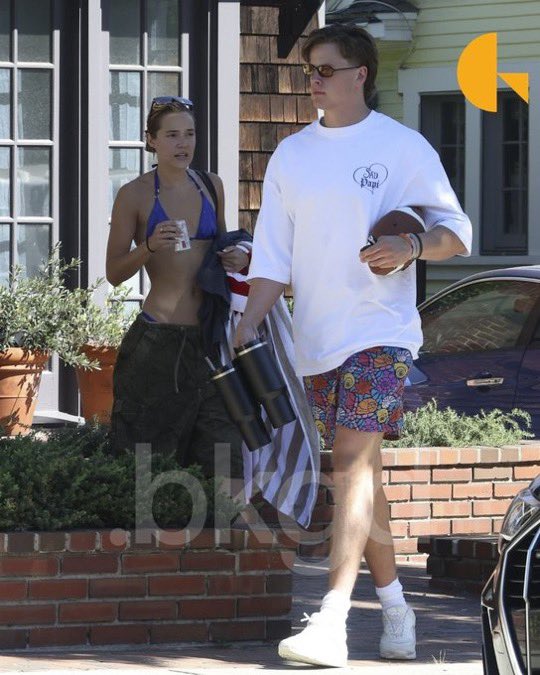 MLFootball's tweet image. TRENDING: #Bengals star quarterback Joe Burrow went to a Los Angeles pool party with his girlfriend model Olivia Ponton this weekend.

👀👀👀

Ponton and Burrow have reportedly been dating over the last year; after she was previously listed as an employee of Burrow’s.

Photos: