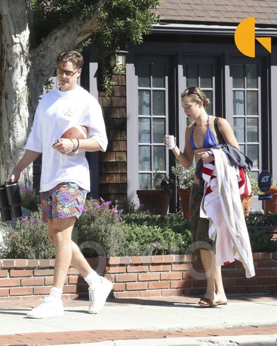 MLFootball's tweet image. TRENDING: #Bengals star quarterback Joe Burrow went to a Los Angeles pool party with his girlfriend model Olivia Ponton this weekend.

👀👀👀

Ponton and Burrow have reportedly been dating over the last year; after she was previously listed as an employee of Burrow’s.

Photos: