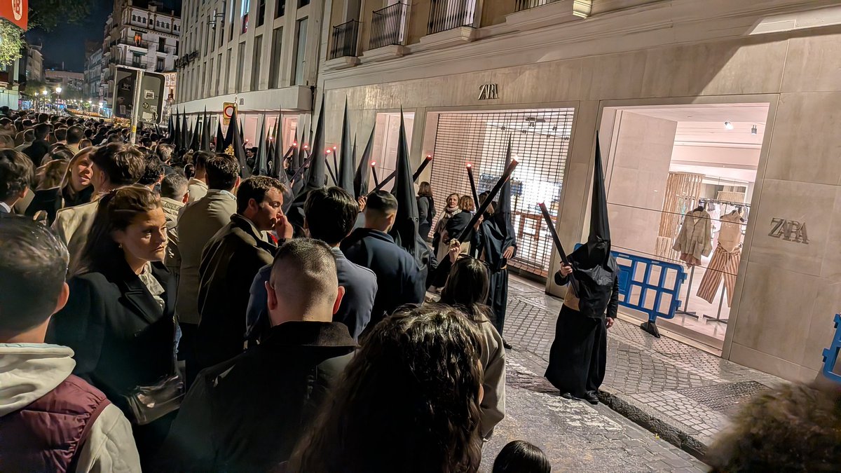 7vueltas's tweet photo. Una acera con gente y la otra prácticamente vacía. Cosas que solo ocurren cuando llega el Señor de @LasPenas_  #SSantaSevilla26 https://t.co/EqbzdCyYIL