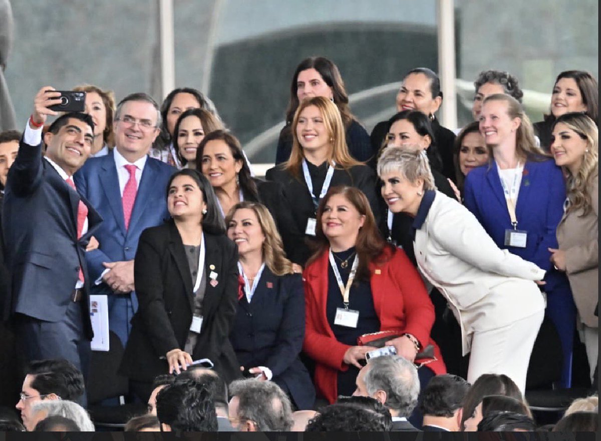 maja_cg's tweet photo. Muy orgullosa de formar parte del comité promotor de inversión del gobierno de México con la Secretaría de Economía. Nombrada coordinadora del comité para el estado de Veracruz . https://t.co/O0uFRHP0vk