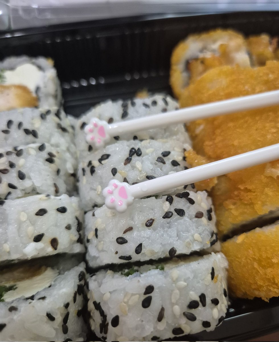 Pedimos supchi y venía con estos palitos de patitas de gato 🥺