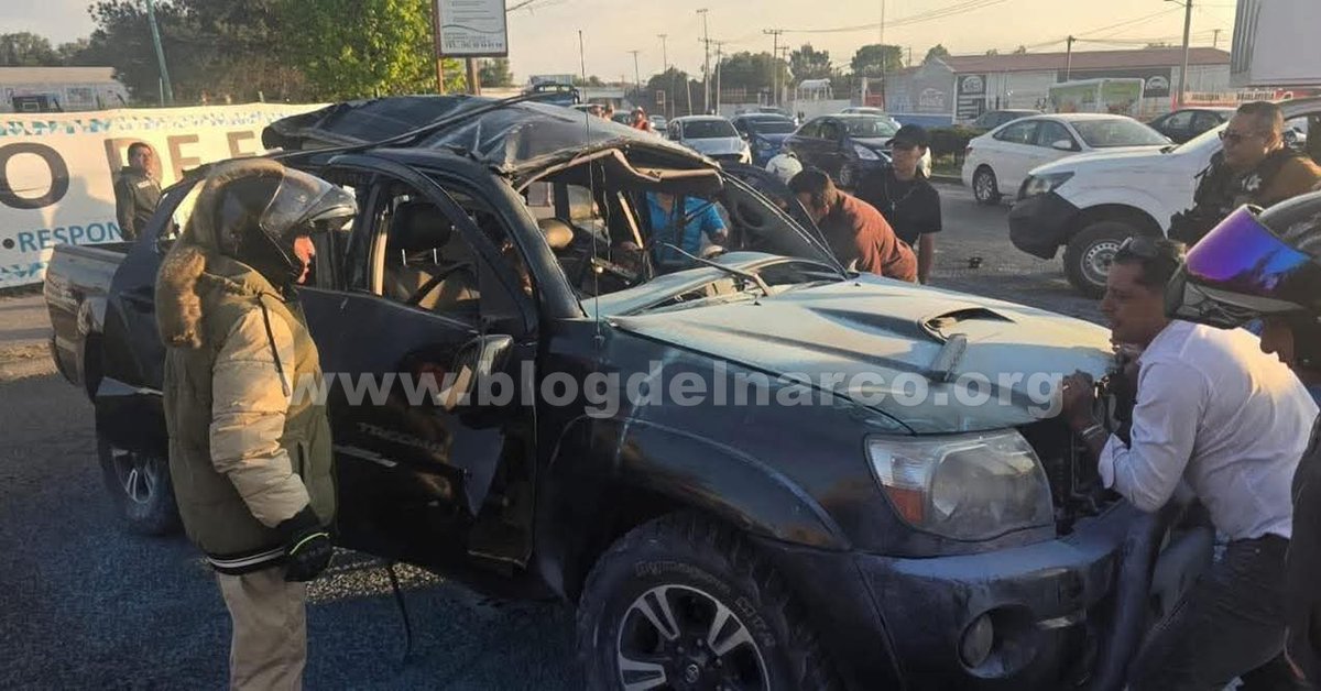 blogdelnarcomx's tweet photo. Bomba o granada?, Tras salir del AIFA explotó la camioneta de los sinaloenses Francisco Beltrán “El Payín” un operador delictivo y Humberto, los dos murieron (Informacion en el enlace) https://t.co/bTfuGoQ9vK https://t.co/yJHIHWQvxP