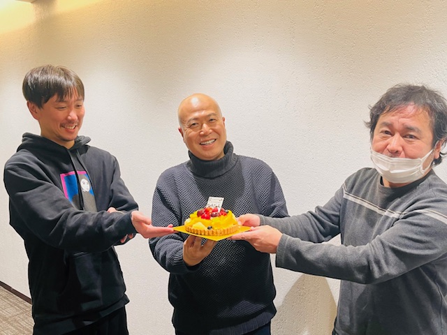 interfm_step's tweet photo. おはようございます！先日、収録が終ったあと、塩沼さんのお誕生日をお祝いしました🎂3月生まれのプロデューサーとディレクターも一緒に㊗おめでとうございます！こんな感じでいつも和やかに番組を制作しています！それでは今夜も8時からは #stepbystep をおたのしみください。#塩沼亮潤大阿闍梨 https://t.co/Cxn4oi2QTQ