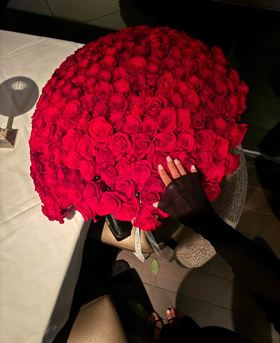 i3Moment's tweet photo. Red roses https://t.co/DAH99SMprQ