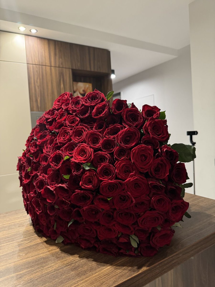i3Moment's tweet photo. Red roses https://t.co/DAH99SMprQ