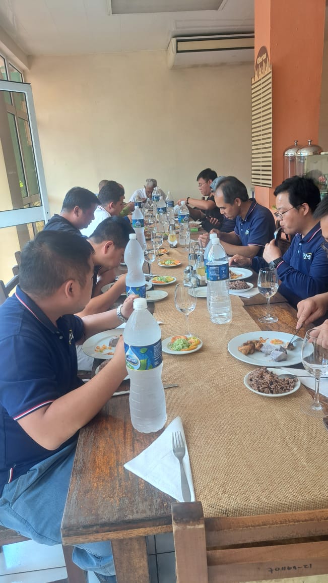 PinarPalmares's tweet photo. Que un cliente regrese ya es un honor. Que además nos regale su amistad… eso es todo 💛 Gracias a estos visitantes de la República Popular China y de la Empresa Eléctrica de #PinardelRío por elegir el servicio que ofrecemos  en #LaCasona. ¡Siempre será un gusto recibirles! https://t.co/KqC6FdqwdY