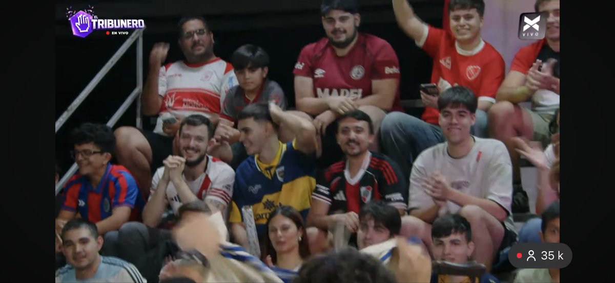 aparece gran hombre con su criatura, salvaste al cdm. Gran camiseta.