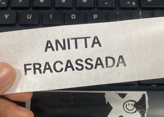 Antes da Anitta desistir de sua falsa carreira internacional, ela foi vista em um iate com a Naomi, na esperança de que algum bilionário lhe desse atenção e mantivesse sua farsa, mas nem isso funcionou kkkkk