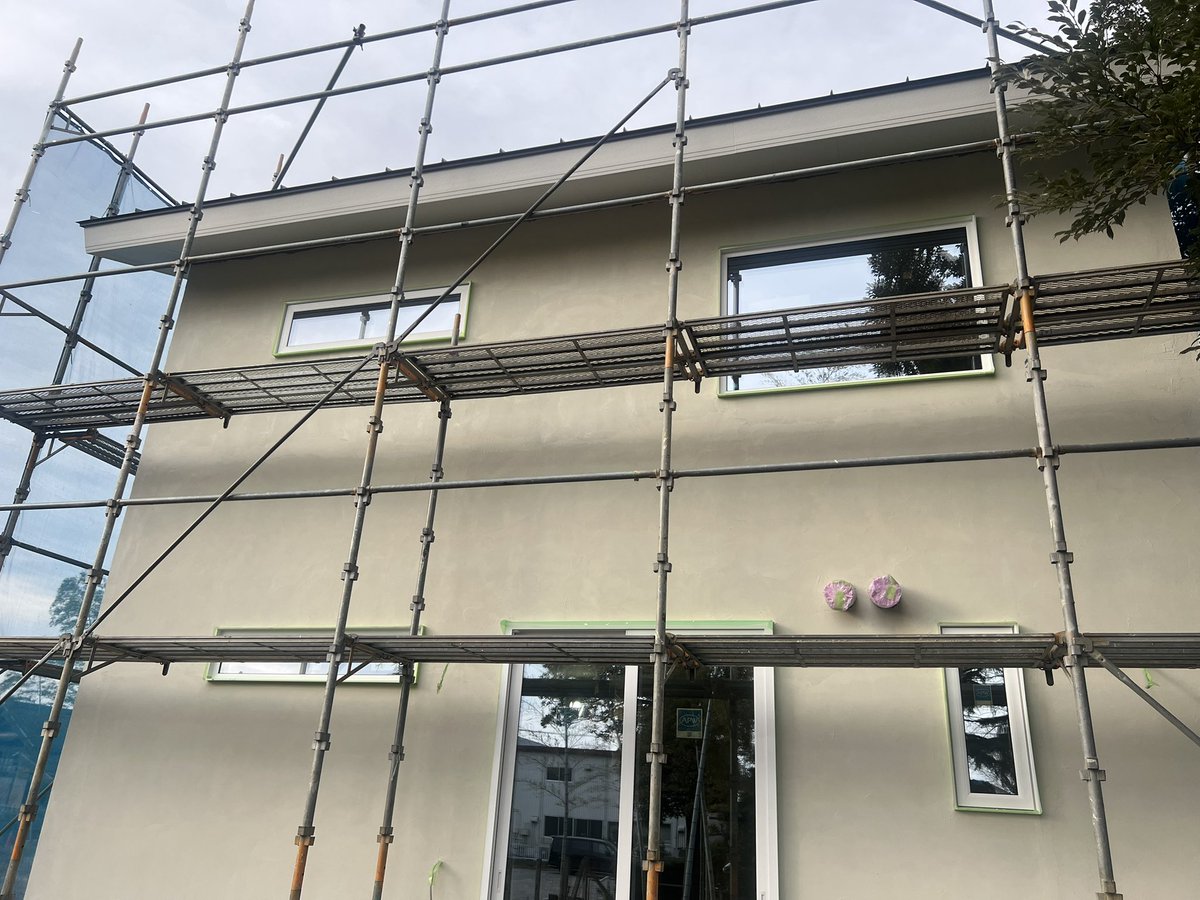 aoyamaGo's tweet photo. おはようございます。
笑う家には幸きたる
青山都市建設足立です。

南風が強く雨降りの火曜日です。　ダムの水の量も、まだまだ油断できません。適度な雨を期待しています。

さて現場は、外部の壁左官での仕上げをしています。グレーから白系に
呼吸する壁な仕上がりです。飽きのこない経年��化で愛着が生まれます。

青山都市建設は、高気密高断熱　自然素材を使い笑っちゃうくらい快適な
家創りをしています。