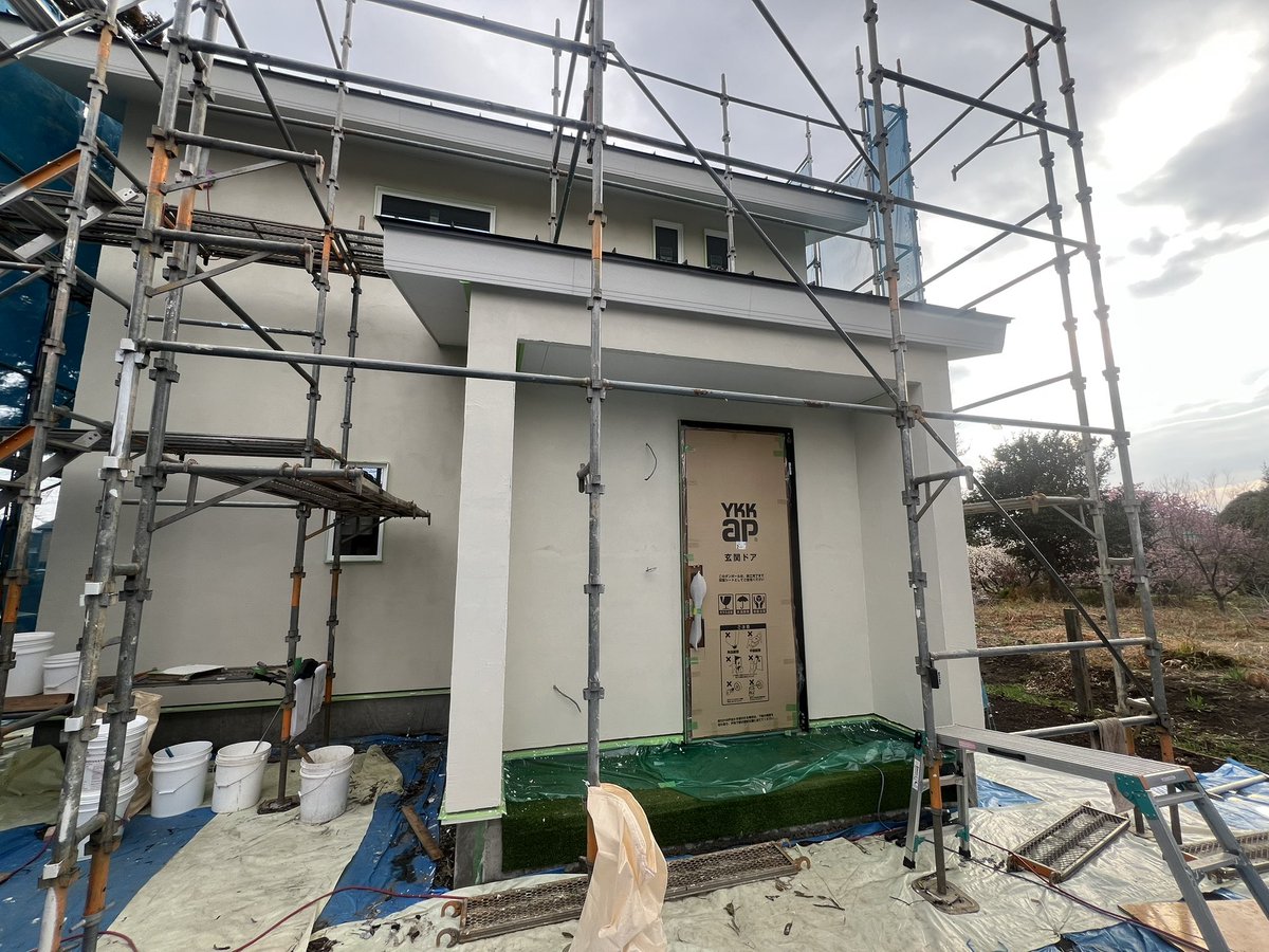 aoyamaGo's tweet photo. おはようございます。
笑う家には幸きたる
青山都市建設足立です。

南風が強く雨降りの火曜日です。　ダムの水の量も、まだまだ油断できません。適度な雨を期待しています。

さて現場は、外部の壁左官での仕上げをしています。グレーから白系に
呼吸する壁な仕上がりです。飽きのこない経年��化で愛着が生まれます。

青山都市建設は、高気密高断熱　自然素材を使い笑っちゃうくらい快適な
家創りをしています。