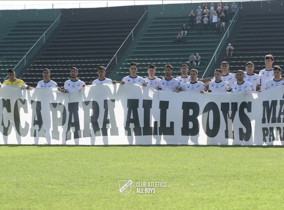 Hubiera jurado que esta foto era en floresta… Deci que la tribuna está pintada de verde y negro… Saludos… Tito de Mataderos…