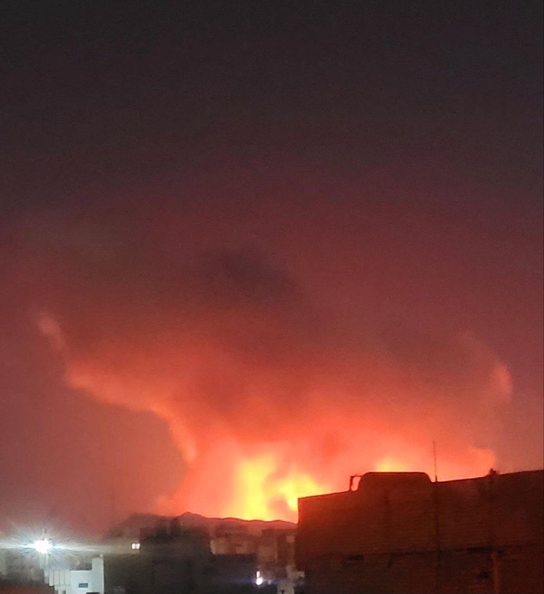 A_M_R_M1's tweet image. 🚨Breaking: Violent explosions and a massive fireball erupt in Isfahan, Iran, following airstrikes.