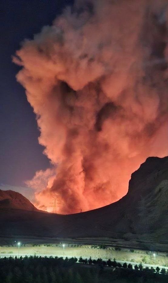A_M_R_M1's tweet image. 🚨Breaking: Violent explosions and a massive fireball erupt in Isfahan, Iran, following airstrikes.