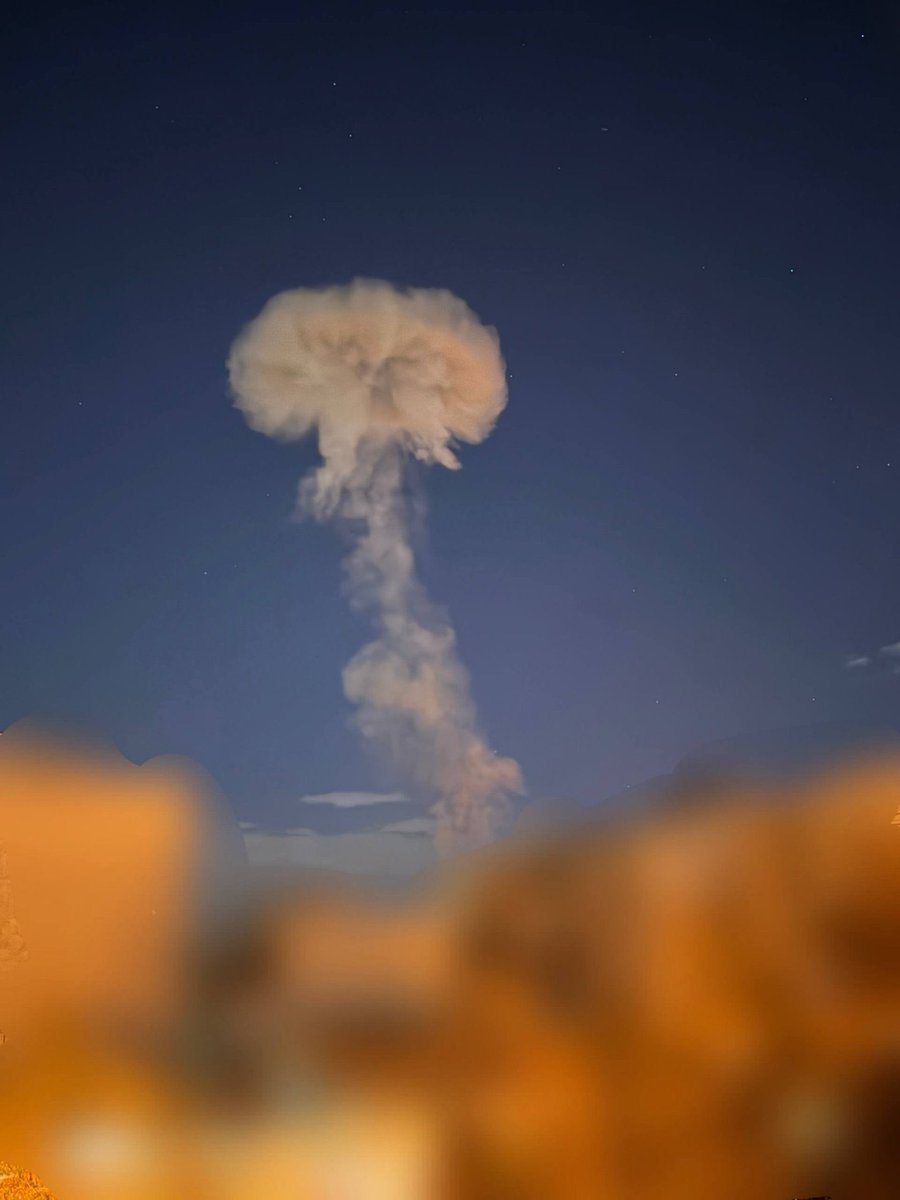 A_M_R_M1's tweet image. 🚨Breaking: Violent explosions and a massive fireball erupt in Isfahan, Iran, following airstrikes.