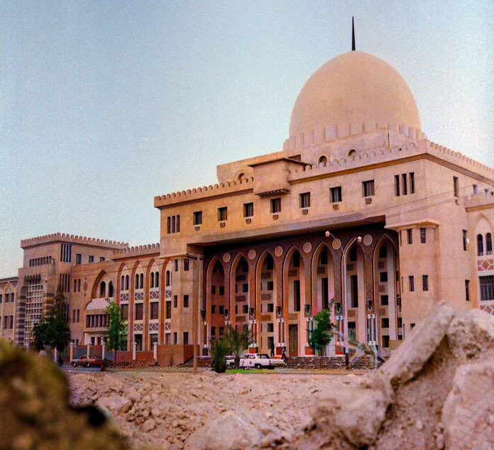azizalrashid1's tweet photo. هذا المبنى التاريخي في #الرياض ( المعهد الملكي الصناعي الثانوي ) يصلح يكون مقراً لماذا ؟
أعطونا رأيكم في دول الخليج العربي والأردن ؟
المبنى عمره أكثر من ستين عام ١٩٦٥م تقريباً .
#جاور_السعودية_تسعد https://t.co/jeWkQFte0i