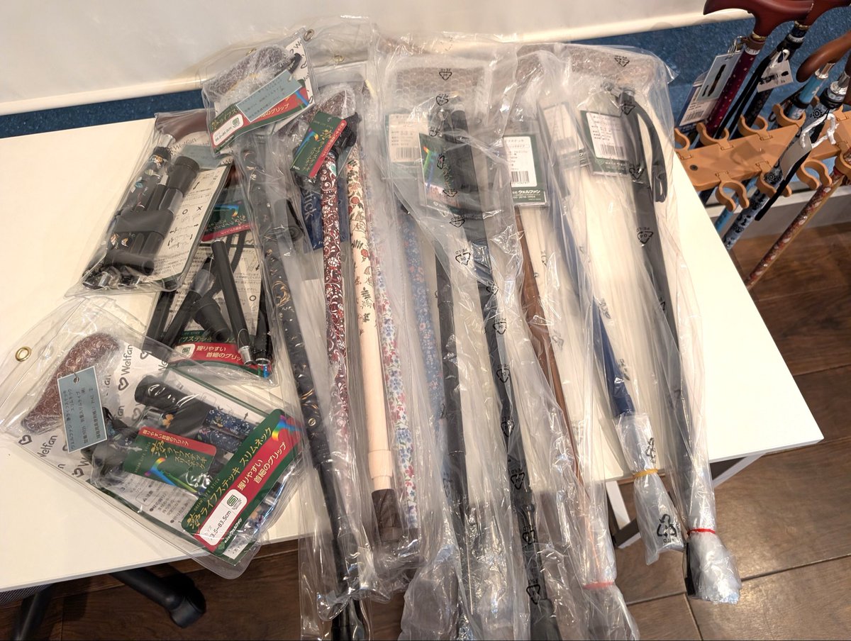 heartleofficial's tweet photo. はぁとる岡崎では1本杖の店頭販売を行っています。
男性向けはシンプルなデザインで太めのベーシックタイプ、女性向けにはシンプルなデザインかつスリムタイプの杖や折りたたみタイプも取り揃えています。
３０００円代からあり、全て高さ調節も可能ですのでぜひお気軽にお声掛けくださいね！ https://t.co/svw5sMqP52