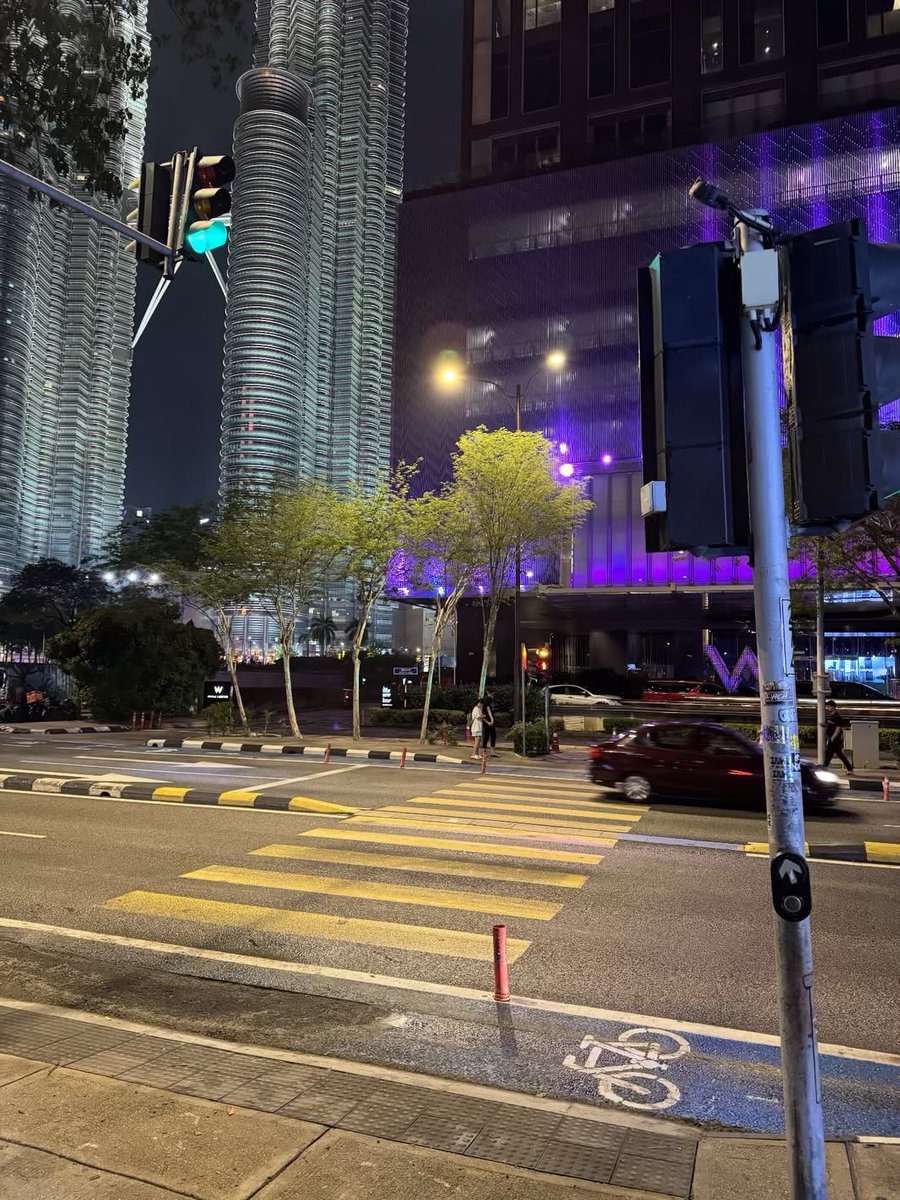 If we want to make KL a more walkable city, 1 overlooked aspect by everyone is how punishingly long it took for people to wait for the green-man to cross the street

I did 5 tests near KLCC on 2 separate crossing, one have to wait 100 secs after pressing the beg button