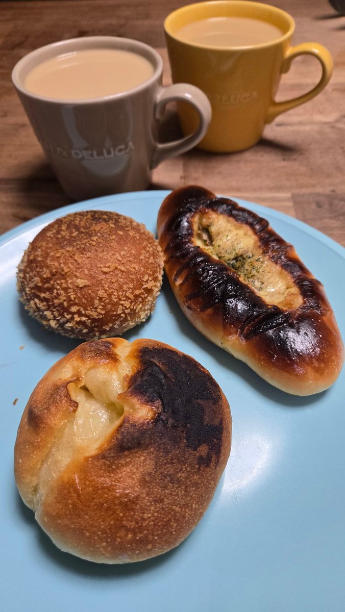 bkg20318's tweet image. 職場からおはです。3/31鹿児島市は雨🌂、男は黙って1km走り本降りで引き返しました🏃💦
腕立て伏せ＋肩のダンベル運動🤸し、朝飯は #タンザニア 🇹🇿☕＋鹿児島市紫原「#SUMOMO」のカレーパン🍛、ツナパン🐟、バターフランス🥖…香ばしくて美味い😋
通勤で満開の #桜 に出会えました🌸今日も1日坦々と♪