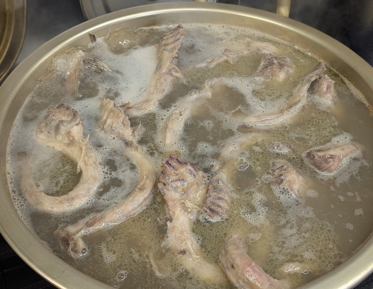 今日の一期一会＋にします！
鶏と魚、どっちが勝つかな？

トッピングで、小さい軟骨チャーシューも使います!

よろしくお願いします！