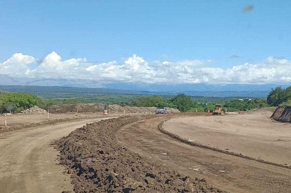 gobdecordoba's tweet image. 🏗️ Comenzó la pavimentación de la ruta que une #SantaRosa de Calamuchita con #Soconcho.

🛤️ La #obra es vital para descongestionar la RP 5 en épocas de alto tránsito y generar acceso directo a la autovía #Córdoba – #RíoCuarto.

🚧 El proyecto se inicia con el diseño de una