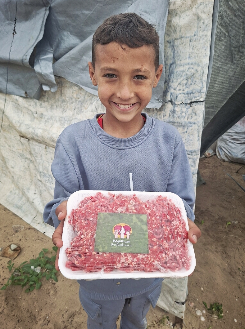 wefeedgaza's tweet photo. 𝘍𝘳𝘦𝘴𝘩 𝘔𝘦𝘢𝘵 🥩🥩🥩

Yesterday, our team delivered fresh veal meat for hungry people in Al-Qarara Camp, South Gaza.

This camp is one of the most neglected and the families had not eaten meat in 7 months.

✨ Thank you to our amazing supporters!

🔗 https://t.co/mXVlzT8IW3 https://t.co/xgn5HVtGbM