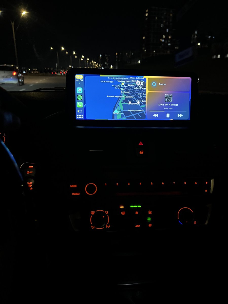 gvpela's tweet photo. los hombres somos felices con poco, una lavadita al auto y night drive con buena música https://t.co/mnvwWna1Q6