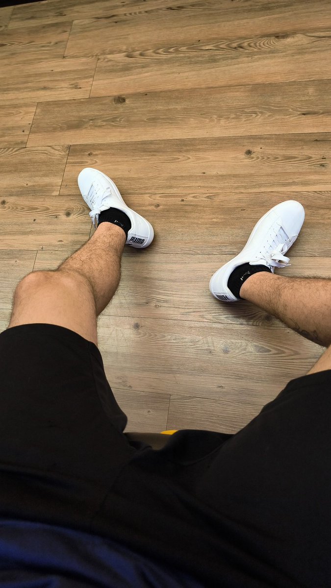voltei pra academia hoje... fala pra mim, viadinho, como tu acha que tá o cheirão desse tênis depois de um treino pesado? 🔥 esse aqui é teu sonho, otário