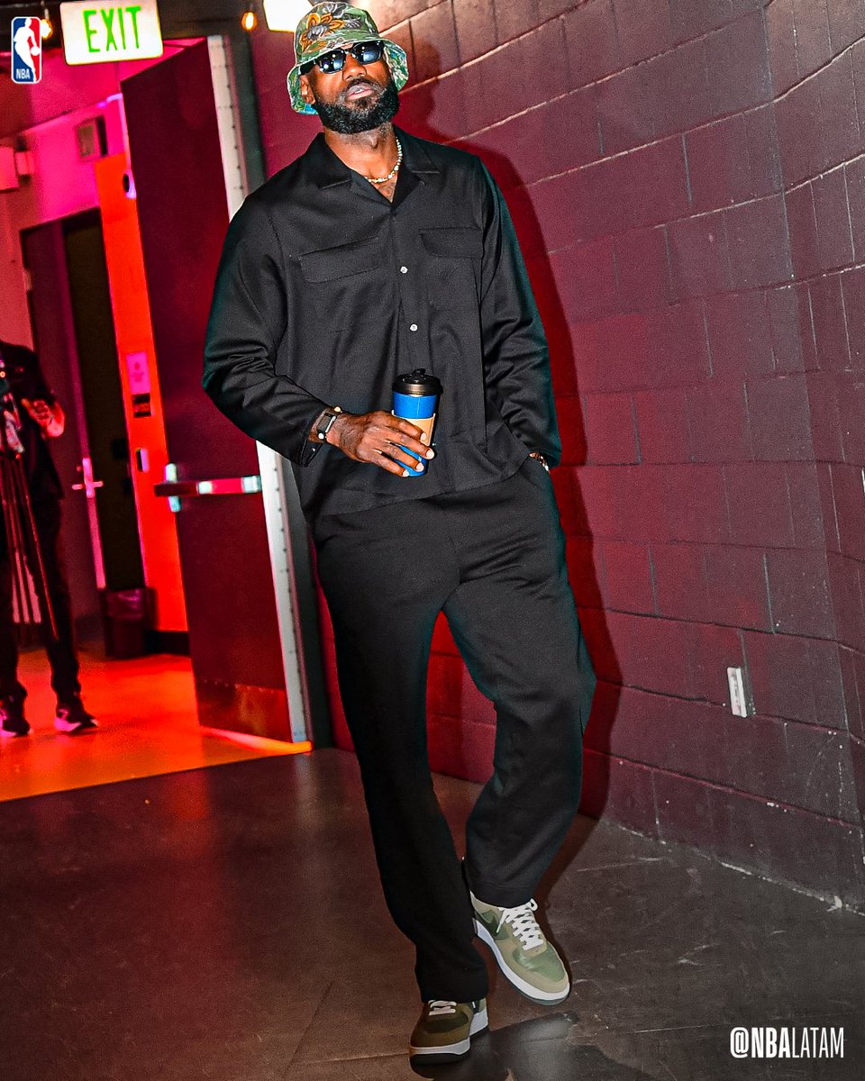 NBALatam's tweet photo. LeBron = AURA 😎 https://t.co/k5E8KVrjtG