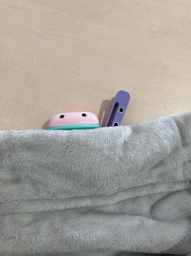 今日で年度最終日🌳

みなさん1年おつかれさまでした！
年度末のいそがしさで疲れが出ている方…
ゆっくり休めますように☕

ヘアモンも今日は寝かせてあげました💤
（目開きながら寝るタイプ）