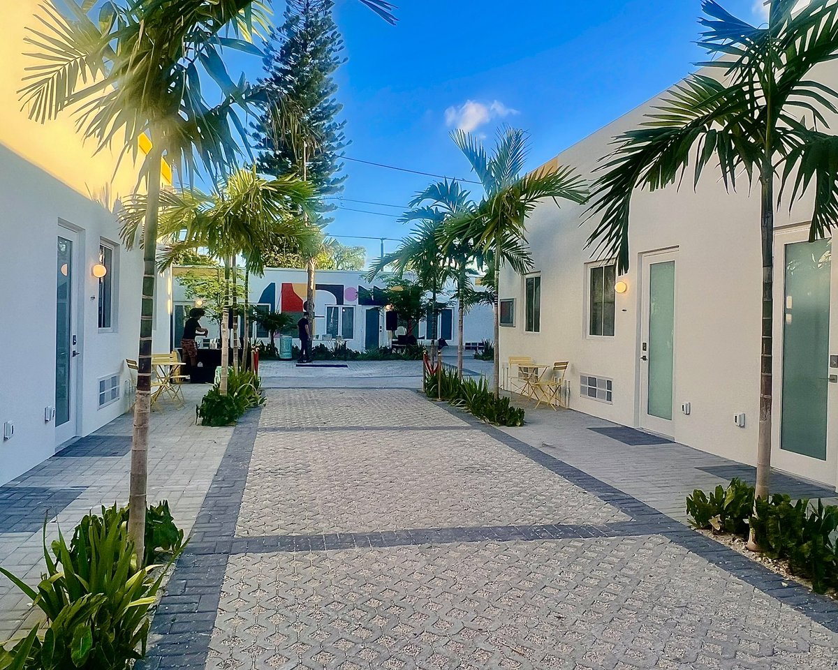 stevewright64's tweet image. Fabulous art and wheelchair access at El Jardin Inn Miami.
“A boutique neighborhood hotel where local art &amp;amp; modern hospitality meet in the heart of Little Havana” 
1568 SW 7th St. @eljardininn #LittleHavana #StreetPhotography #PublicArt #Hospitality #Miami #BoutiqueLodging #305