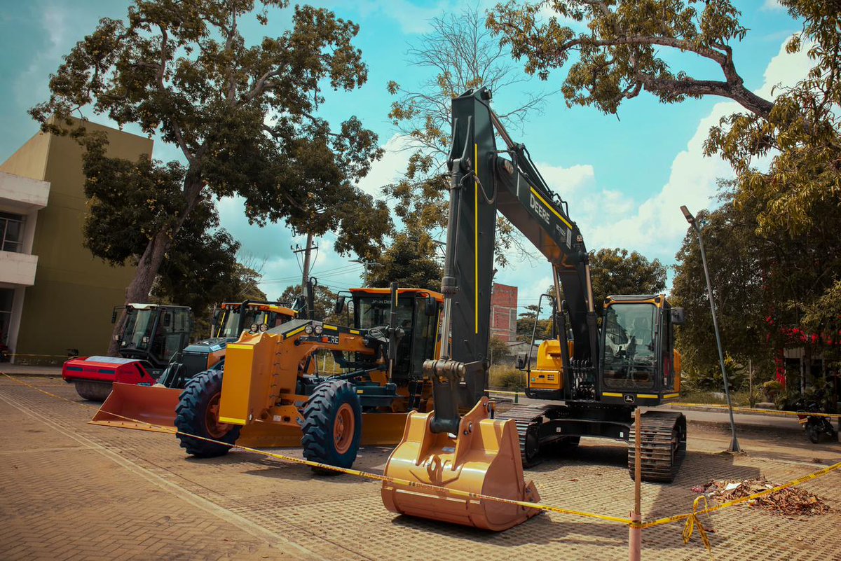 CarlosPElCholo's tweet photo. Por máquinas no es! el alcalde de Montería @kerguelenhugo #Hugoman, pone al servicio de los monterianos el nuevo #BancoDeMaquinaria para el mejoramiento de las vías de los barrios afectados por la emergencia. #LoDijoYLoHizo #MuchoAlcalde https://t.co/Vle6xBq1Ad