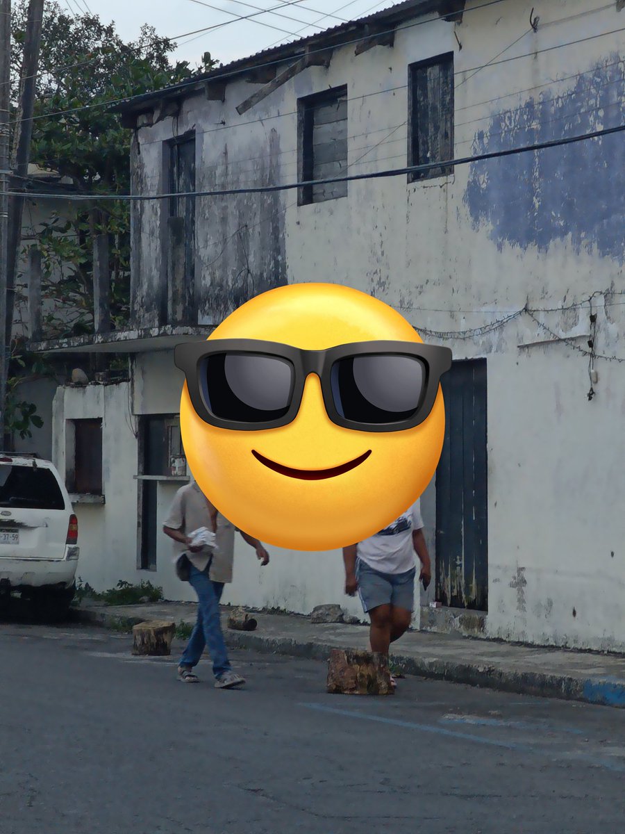 kenkatuiter's tweet photo. Frente a la unidad deportiva el Morro, siguen apartando lugares con lo que sea (en este caso son troncos). 
Se les han dicho, y si uno los quita el dueño de la casita regaña y dice que tiene permiso del ayuntamiento 😁 @_BocadelRio @maryjosegamboa https://t.co/jcJJ8kn7O7