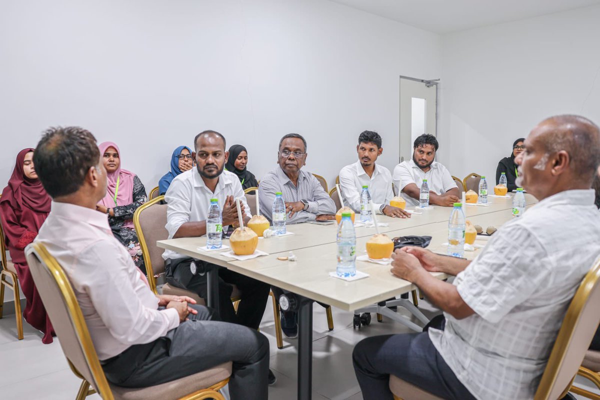 MoHmv's tweet photo. މިނިސްޓަރ އޮފް ހެލްތު @ANazim2019 ރ.މާކުރަތު ޞިއްޙީ މަރުކަޒުގެ މުވައްޒަފުން  އަދި އިސްވެރިންނާ ބައްދަލުކުރައްވާ، ޞިއްޙީ މަރުކަޒުގެ ހާލަތު އޮޅުންފިލުވާ، ޞިއްޙީ ޚިދުމަތް ދިނުމުގައި ދިމާވާ ދަތިތައް ހައްލުކުރުމާ ގުޅޭގޮތުން މަަޝްވަރާކޮށްފި. https://t.co/tn2g23x0qy